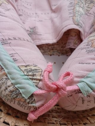 Nido bebé mapa mundi rosa. 