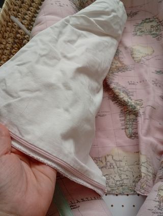 Nido bebé mapa mundi rosa. 