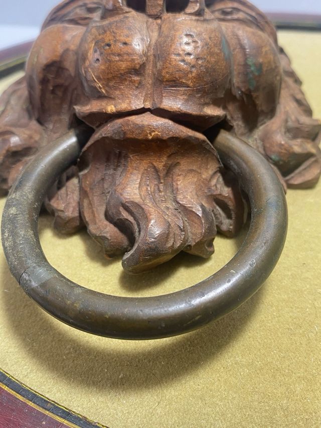 Antiche maniglie con teste di leone in legno  