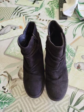 Stivaletti scamosciati neri