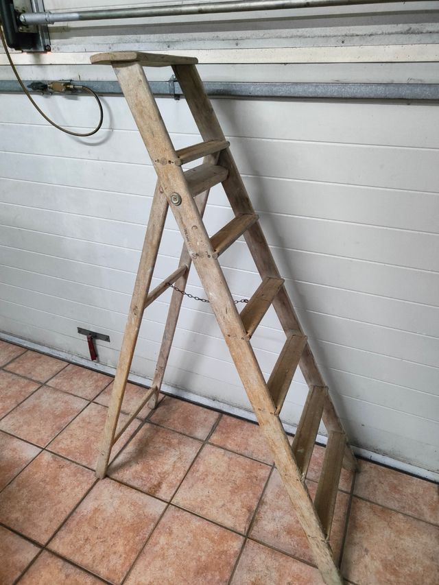 Escalera madera antigua, escala de fusta.