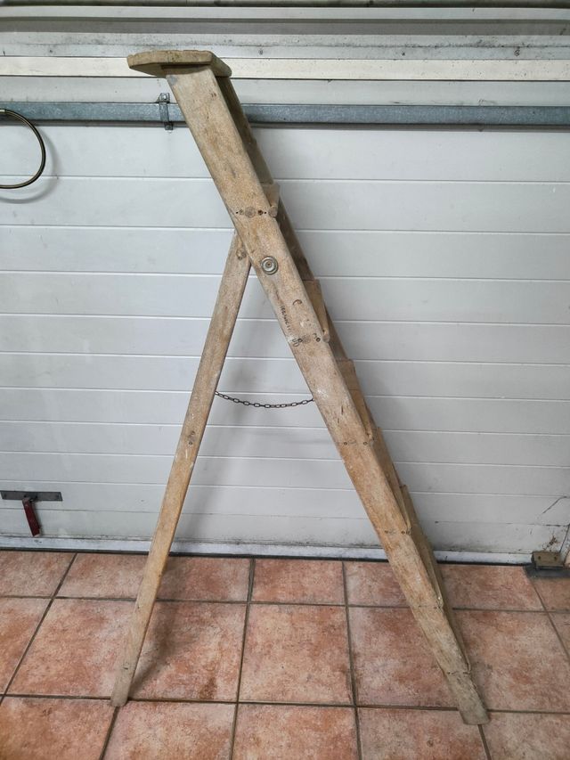 Escalera madera antigua, escala de fusta.