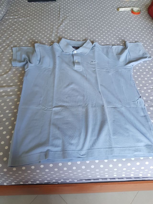 polo a maniche corte del marchio Kappa. È di color