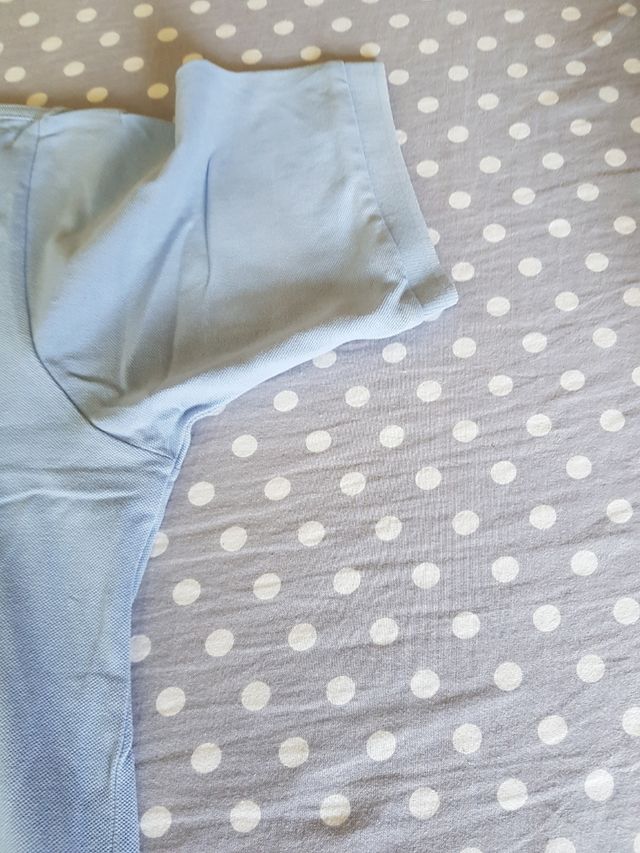 polo a maniche corte del marchio Kappa. È di color