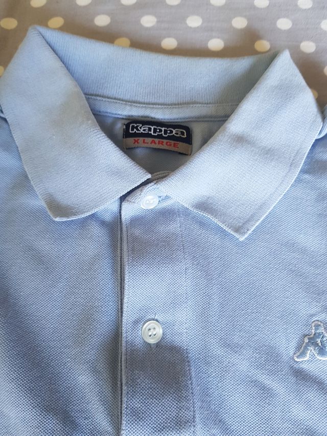 polo a maniche corte del marchio Kappa. È di color