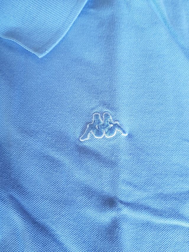 polo a maniche corte del marchio Kappa. È di color