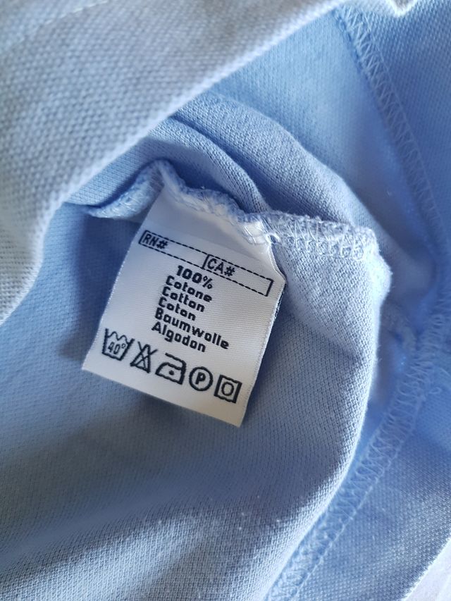 polo a maniche corte del marchio Kappa. È di color