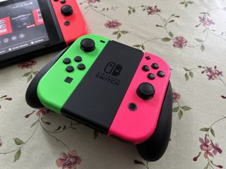 Nintendo Switch + JoyCon (2) + SD 128GB +accessori