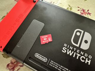 Nintendo Switch + JoyCon (2) + SD 128GB +accessori