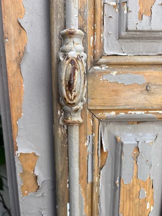 Puertas antiguas con contraventanas