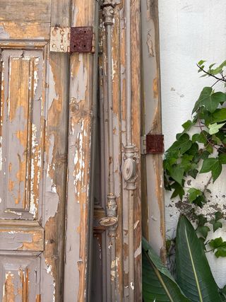 Puertas antiguas con contraventanas