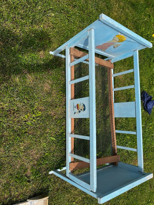 Cuna antigua de madera azul