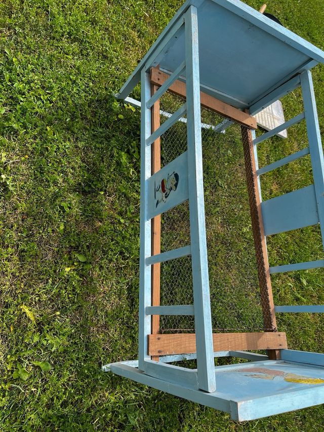 Cuna antigua de madera azul