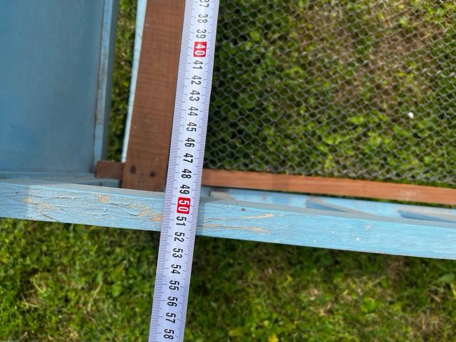 Cuna antigua de madera azul