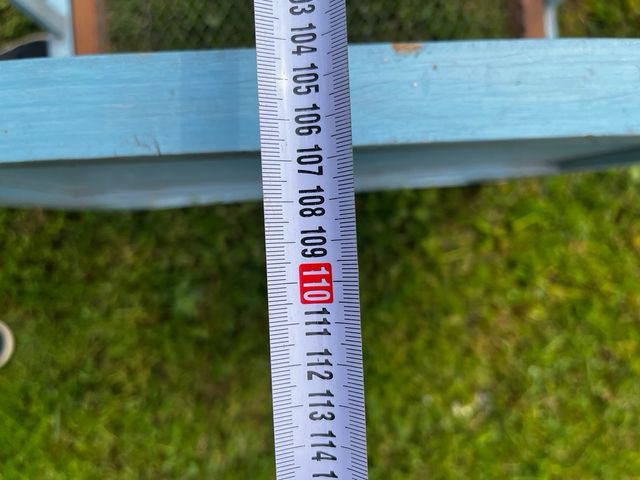 Cuna antigua de madera azul