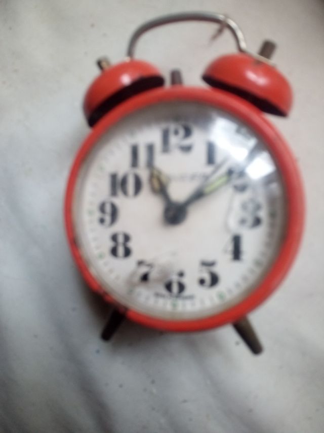 Reloj despertador vintage rojo