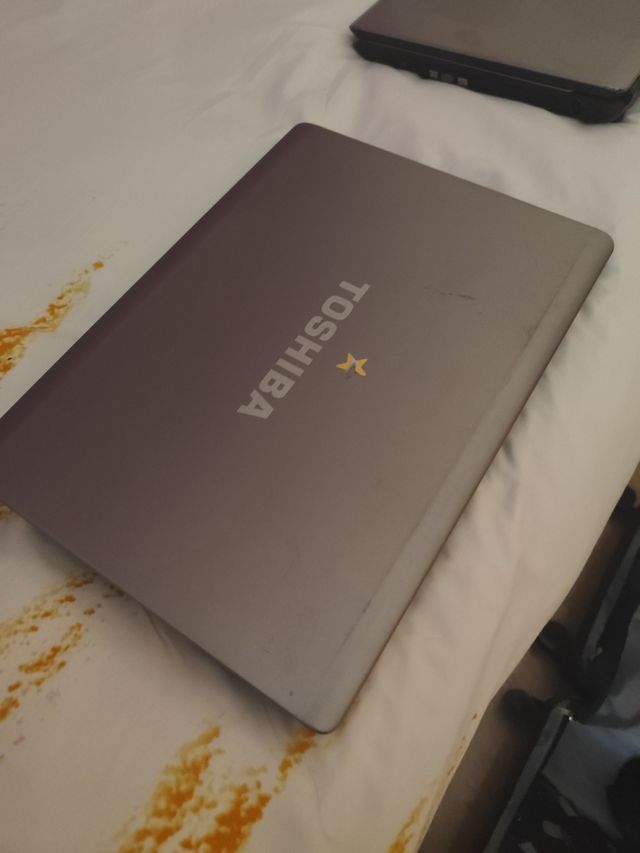 Portátiles Toshiba gris plata
