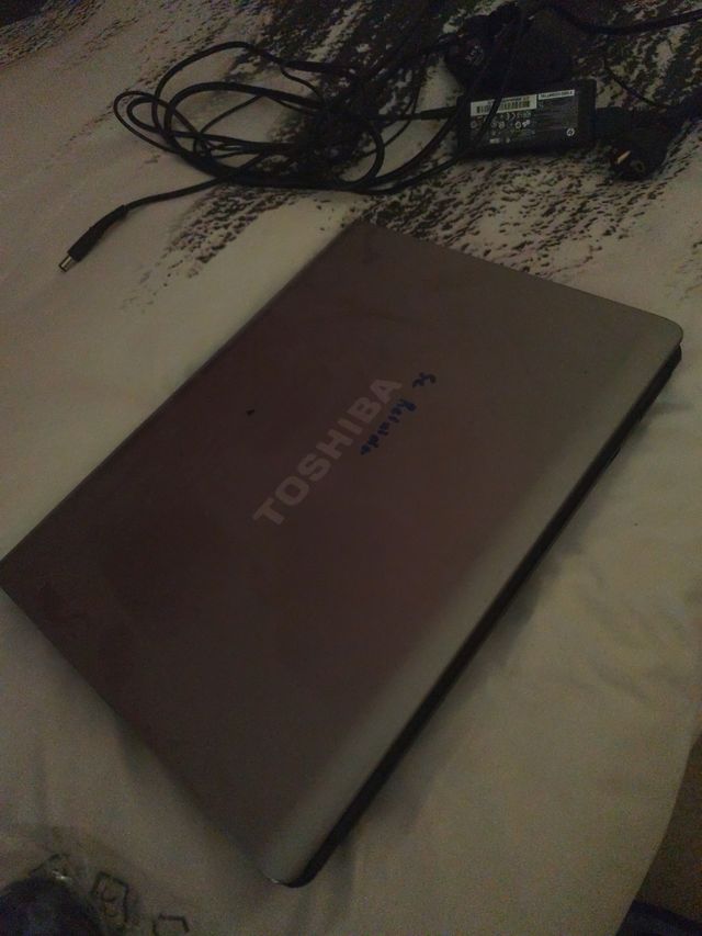 Portátiles Toshiba gris plata