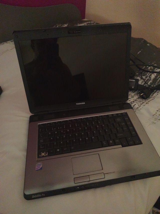 Portátiles Toshiba gris plata