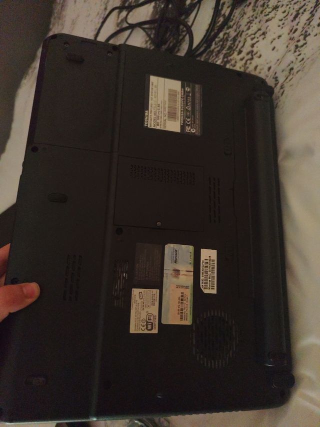 Portátiles Toshiba gris plata