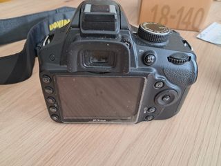 Cámara Nikon D3200 + Objetivo 18-140 VR + Cargador