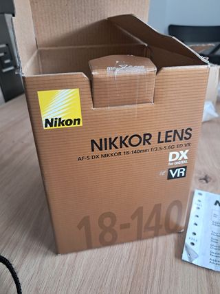 Cámara Nikon D3200 + Objetivo 18-140 VR + Cargador