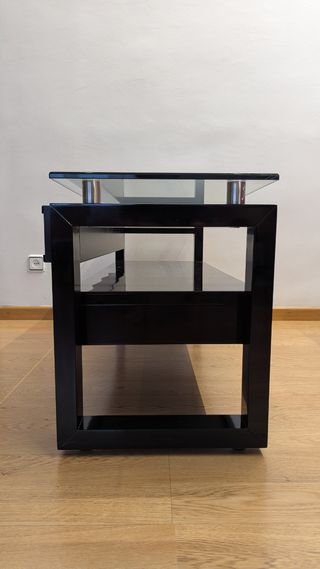 Mesa TV negra con cristal y espacio guarda cables