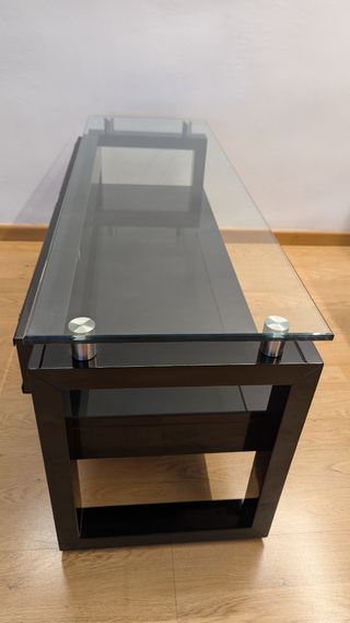 Mesa TV negra con cristal y espacio guarda cables