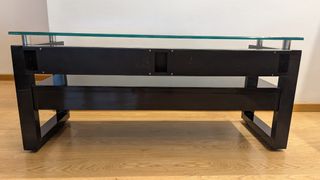 Mesa TV negra con cristal y espacio guarda cables