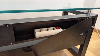 Mesa TV negra con cristal y espacio guarda cables