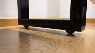 Mesa TV negra con cristal y espacio guarda cables