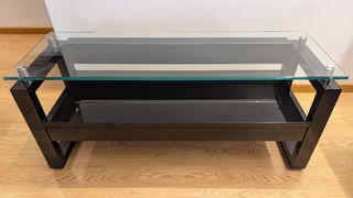 Mesa TV negra con cristal y espacio guarda cables