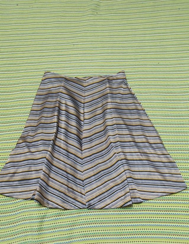 Falda midi envase en tonos metálicos