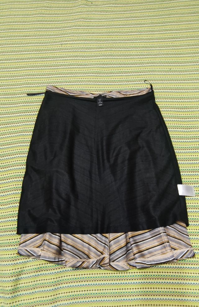 Falda midi envase en tonos metálicos