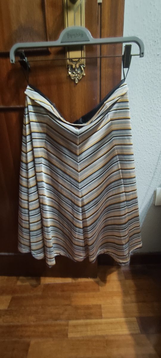 Falda midi envase en tonos metálicos