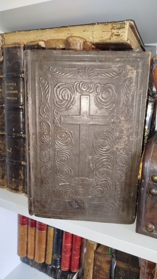 Libro antiguo (Biblia Vulgata Latina)