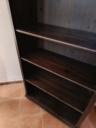 Librero de madera marrón.Madera maciza.A restaurar