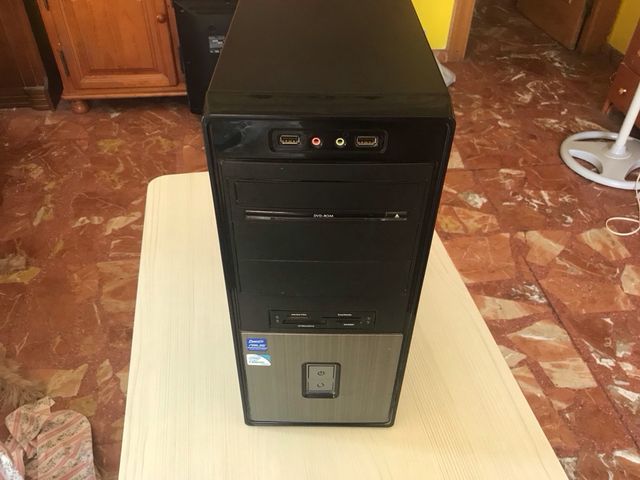 Ordenador sobremesa negro