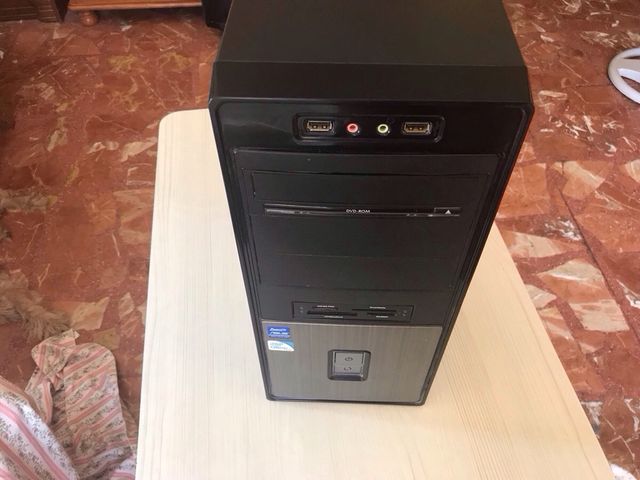 Ordenador sobremesa negro