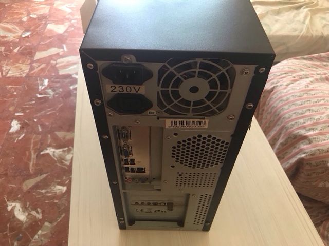 Ordenador sobremesa negro