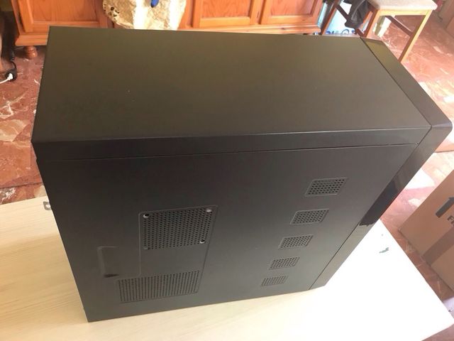 Ordenador sobremesa negro