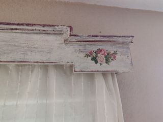 Galería de madera decorada con decopas