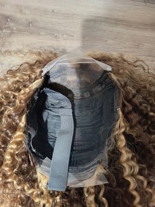 Peluca rizada marrón y dorada
