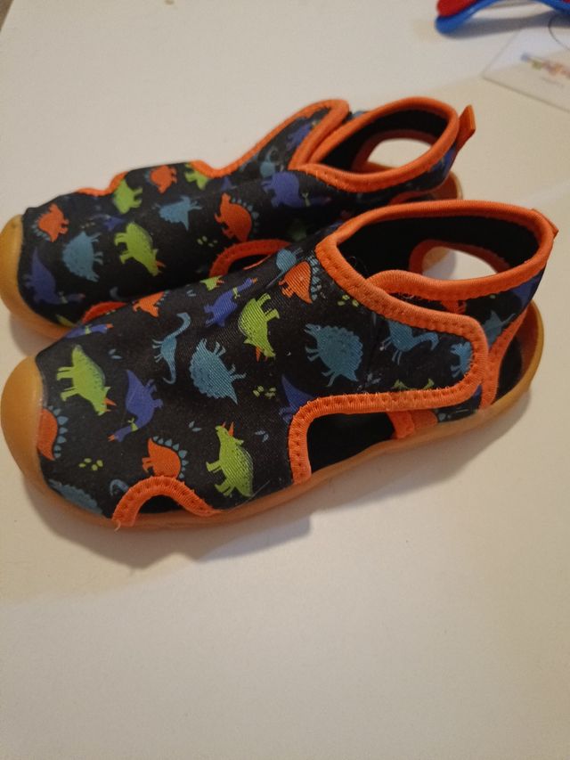 Sandalias agua niño dinosaurio talla 29