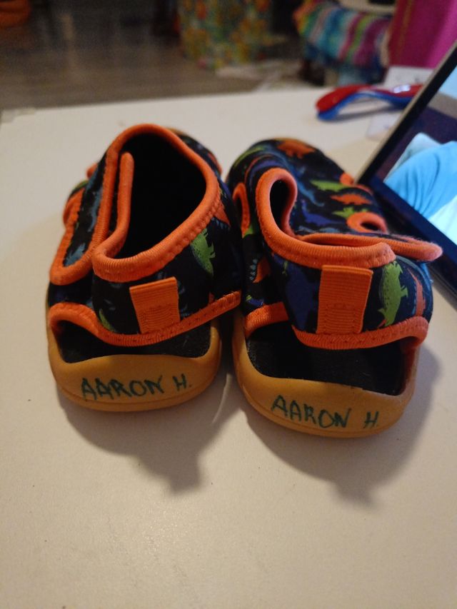 Sandalias agua niño dinosaurio talla 29