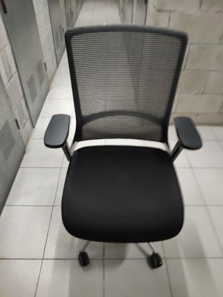Silla oficina giratoria negra