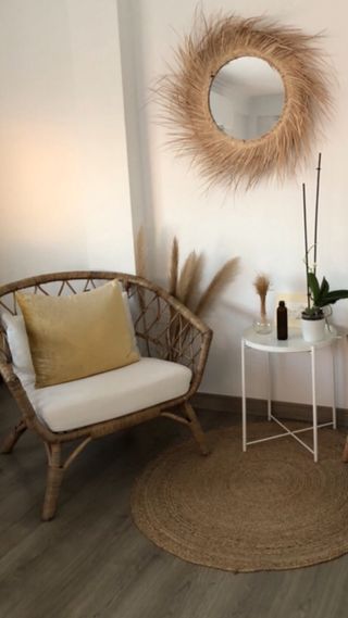 DOS sillones de ratán Ikea,con almohadones blancos