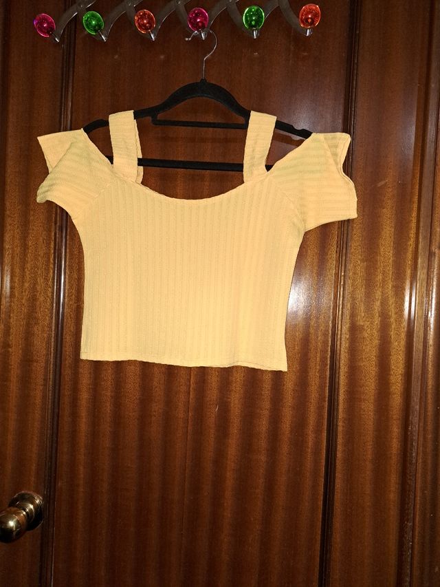 Top amarillo con hombros al aire. OFERTA 3X2