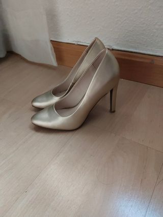 Zapatos tacón dorados