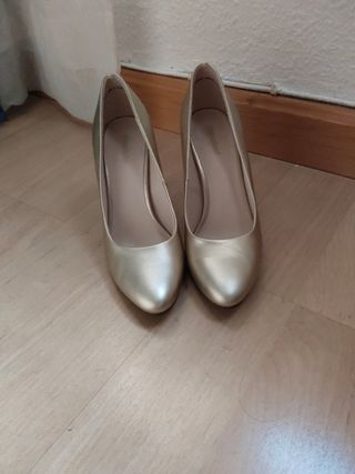 Zapatos tacón dorados